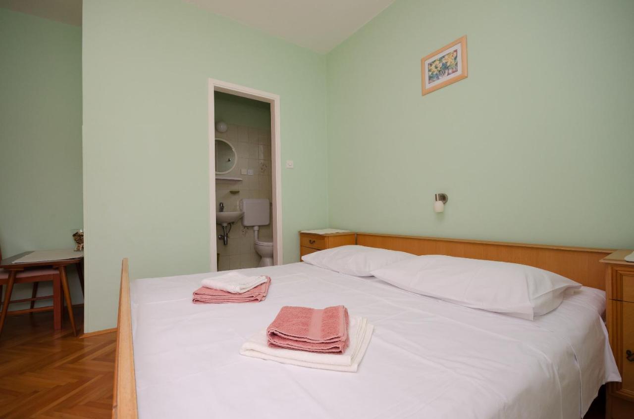 Rooms Mihaela Rab Town Exteriör bild